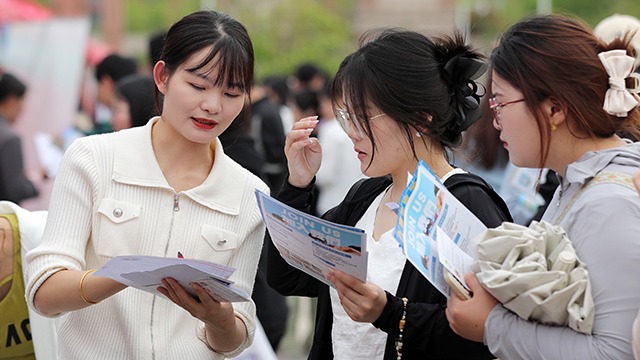 校園招聘會(huì)助大學(xué)生就業(yè)