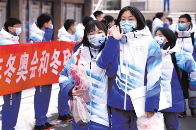 1月23日，在北京交通大學，首批冬奧志愿者準備出發(fā)。當日，北京交通大學首批冬奧志愿者集結出發(fā)。據(jù)了解，首批80名師生志愿者將在國家體育館開展志愿服務工作。新華社記者 任超 攝.jpg