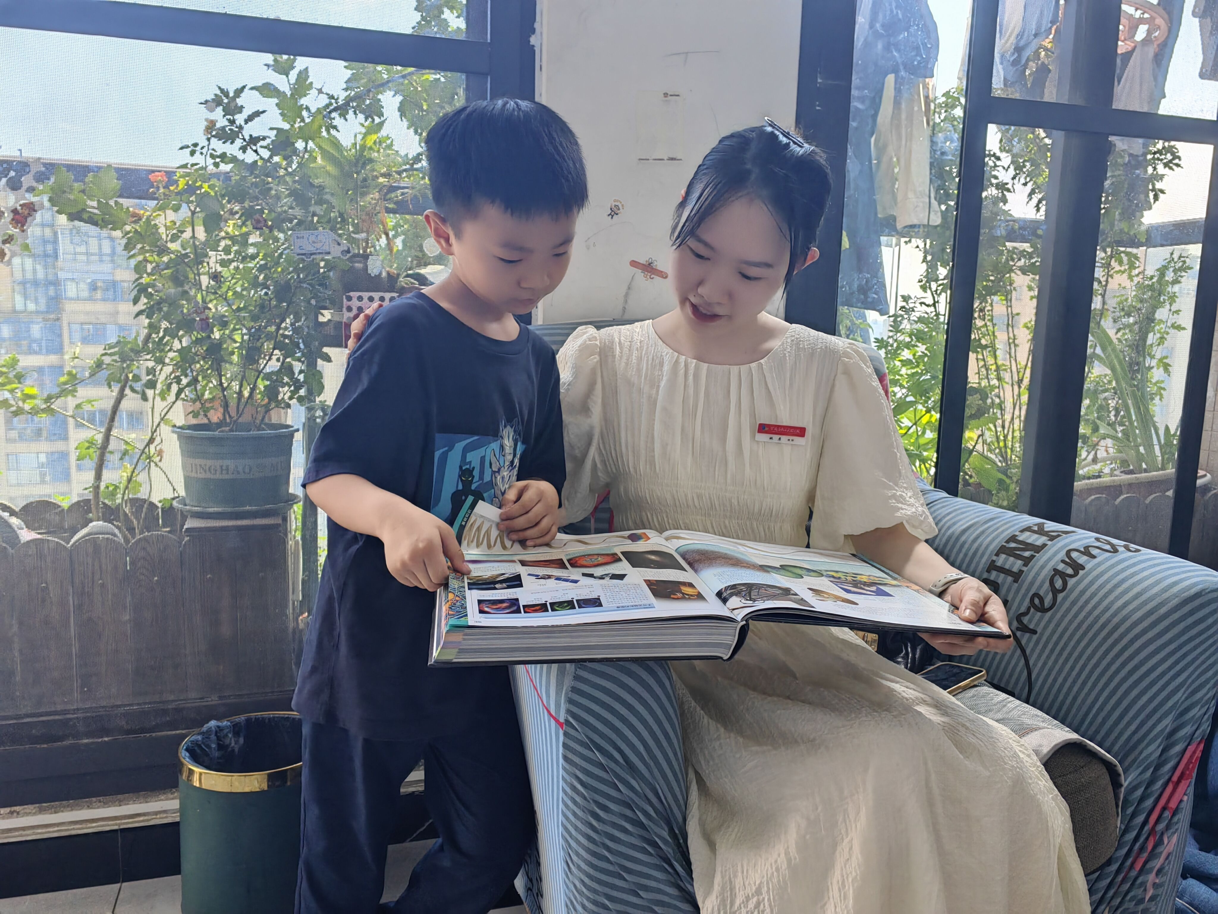 在家訪中學生向老師展示正在閱讀的《百科全書》學校供圖.jpg