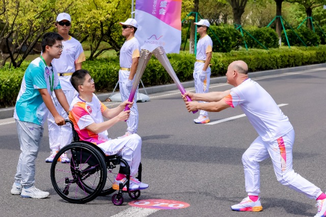 寧波職業(yè)技術學院學生志愿者為亞運“薪火”相傳保駕護航 學校供圖.jpg