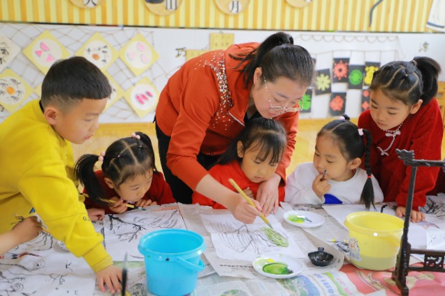 高臺縣第五幼兒園師幼通過繪畫引導(dǎo)幼兒感受清明傳統(tǒng)文化的內(nèi)涵魅力 侯君輝攝.JPG