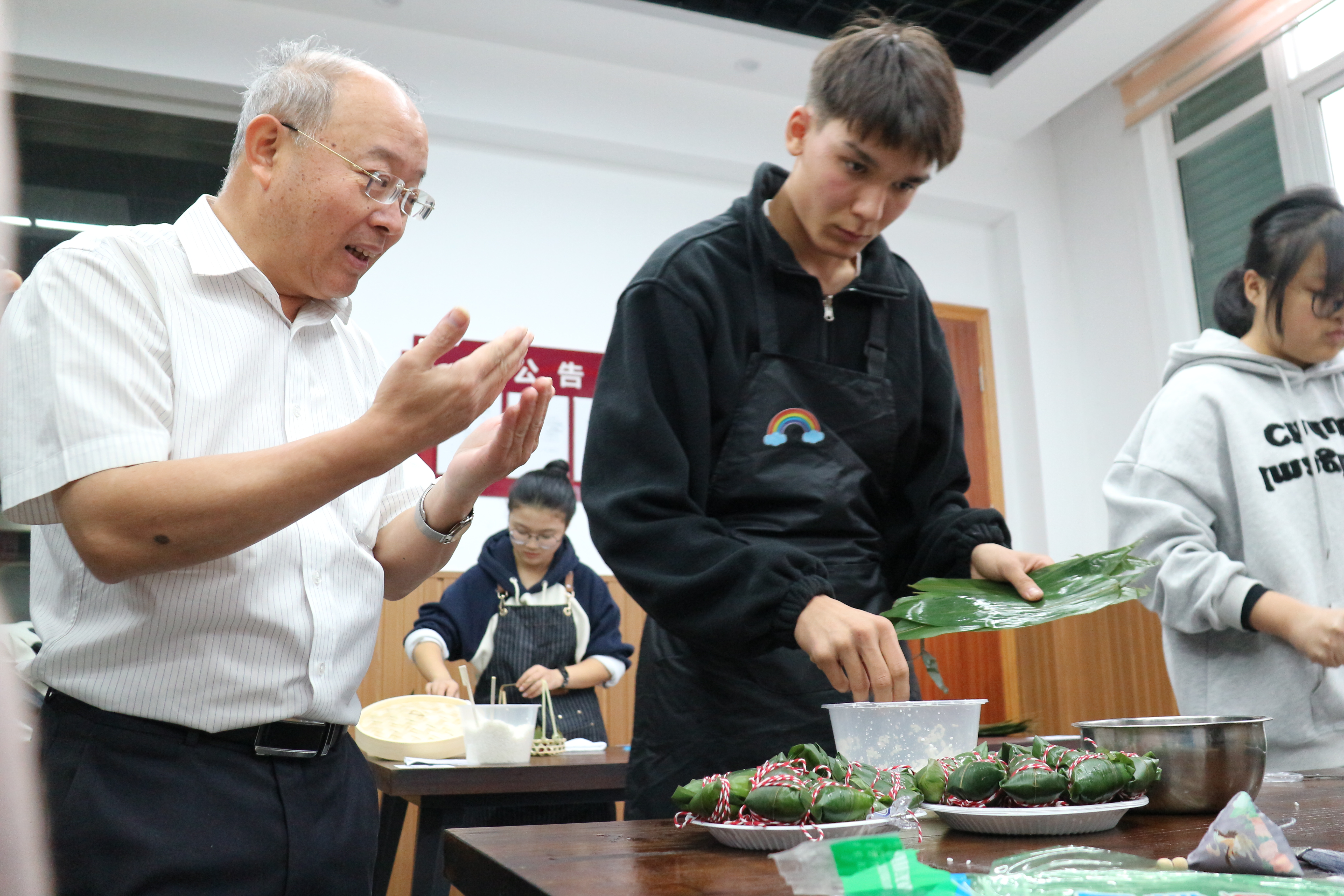 寧波行知職高新疆班學(xué)生制作的粽子得到“時(shí)代楷?！卞X(qián)海軍的肯定 慈溪市教育局供圖.JPG